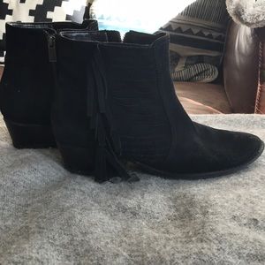 Reaction Kenneth Cole black fringe suede boots